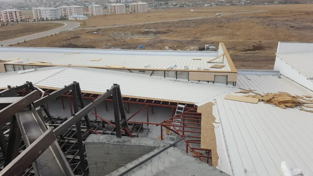 Kafkas Üniversitesi Derslik Binaları çatı uygulaması